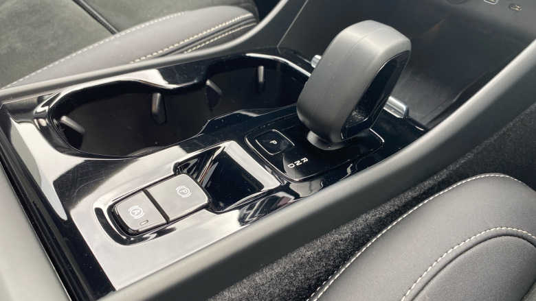 Volvo XC40 2.0 B4P Ultimate Dark 5dr Auto Petrol Estate